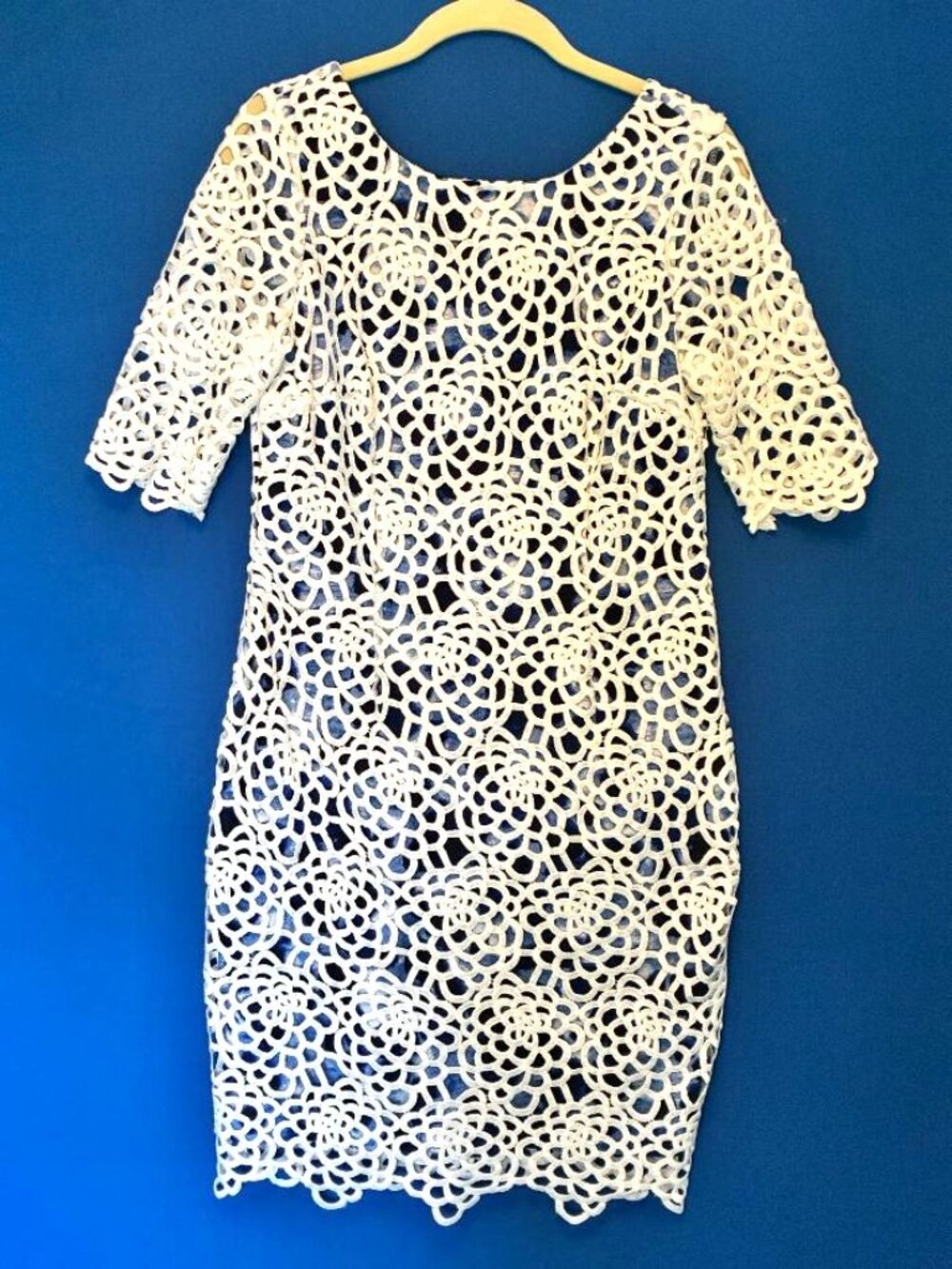 Antonio Melani Dress Sz 4 Eyelet Sheath Knee Length White Lace Blue Lining